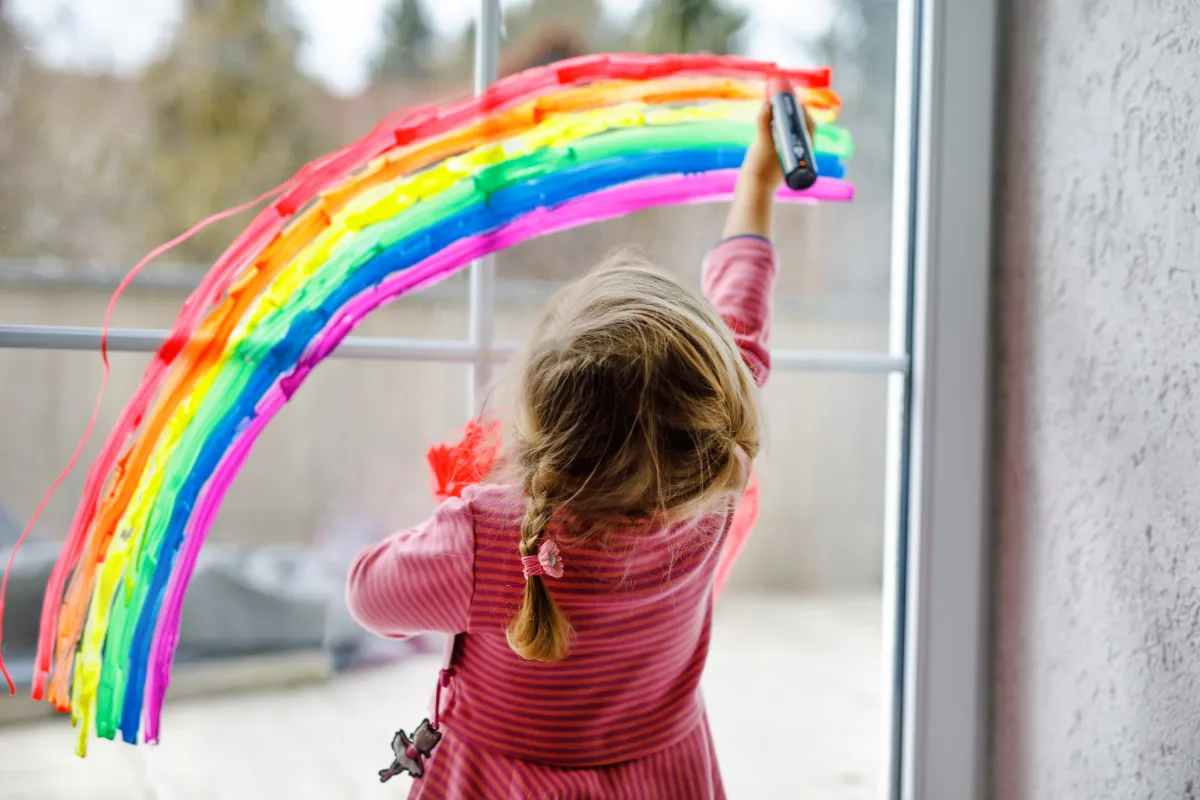 Le attività artistiche per incoraggiare l'espressione creativa dei bambini più piccoli.