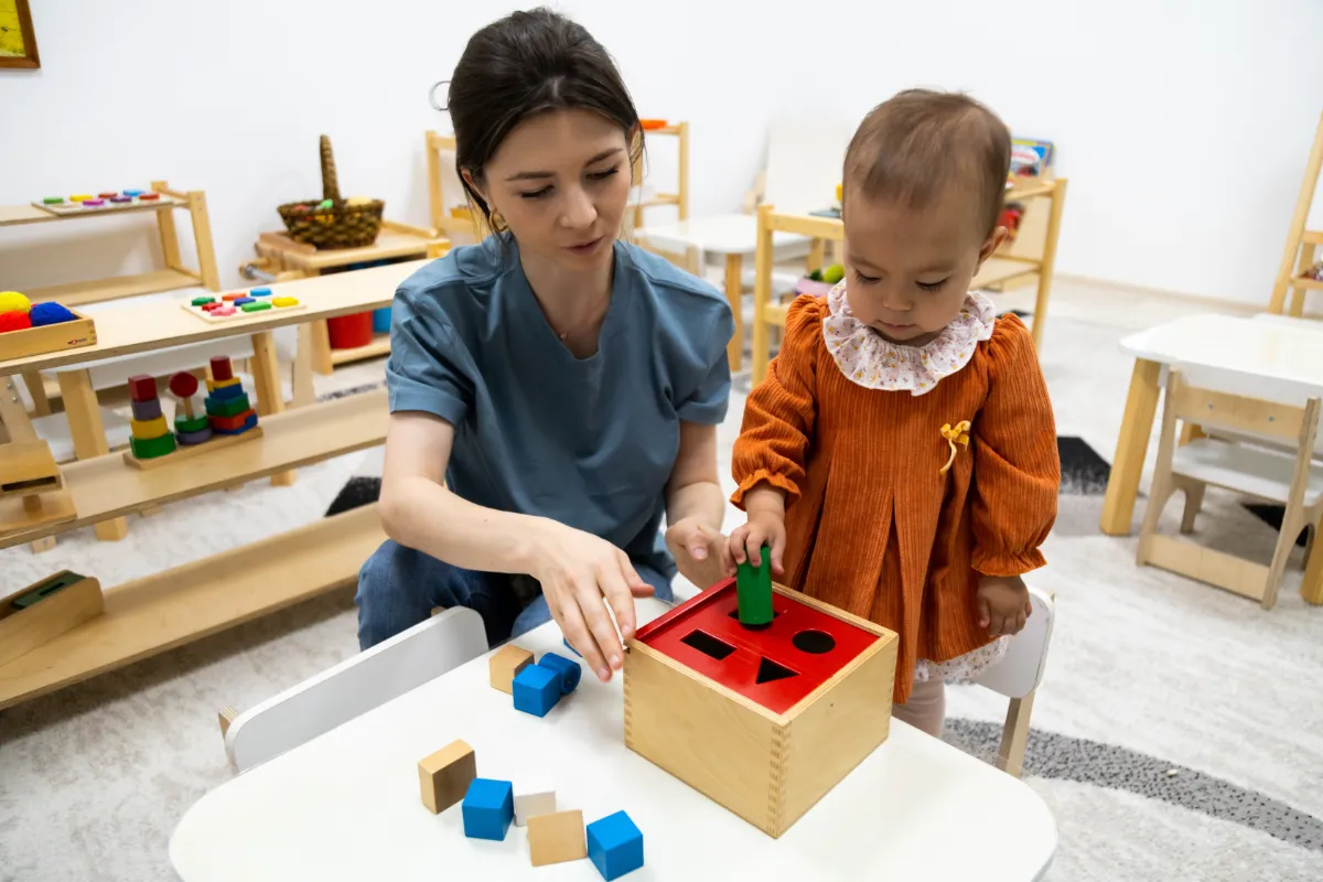 Le attività di costruzione con blocchi di cartone o schiuma.