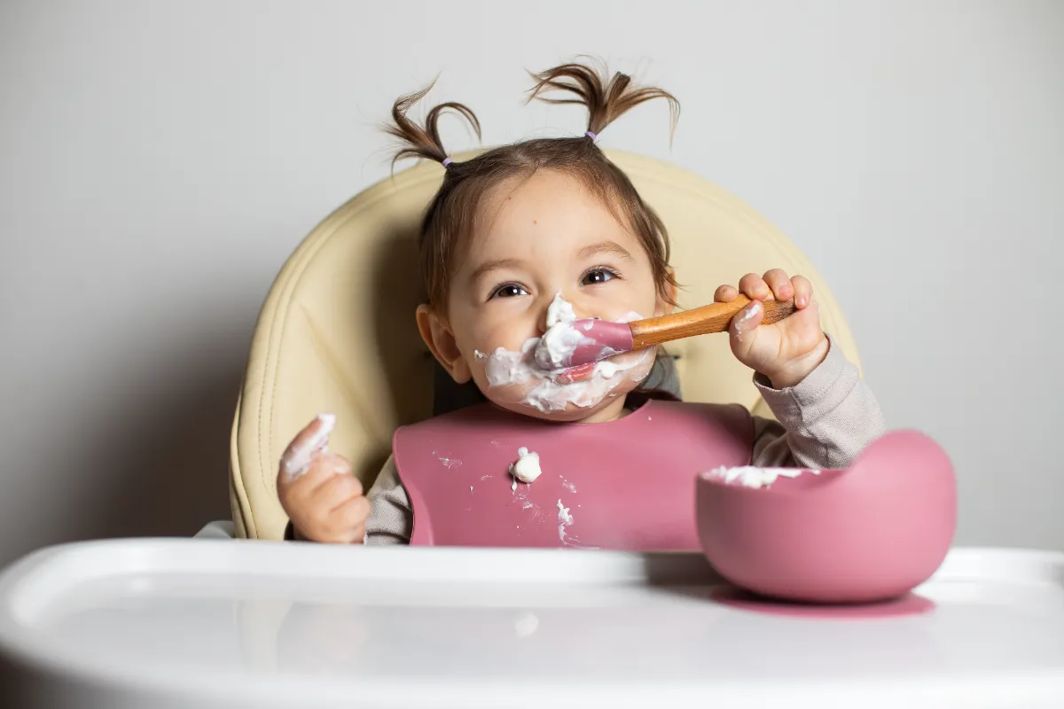 Sedie alte con cuscino imbottito per seduta: comfort per il bambino.