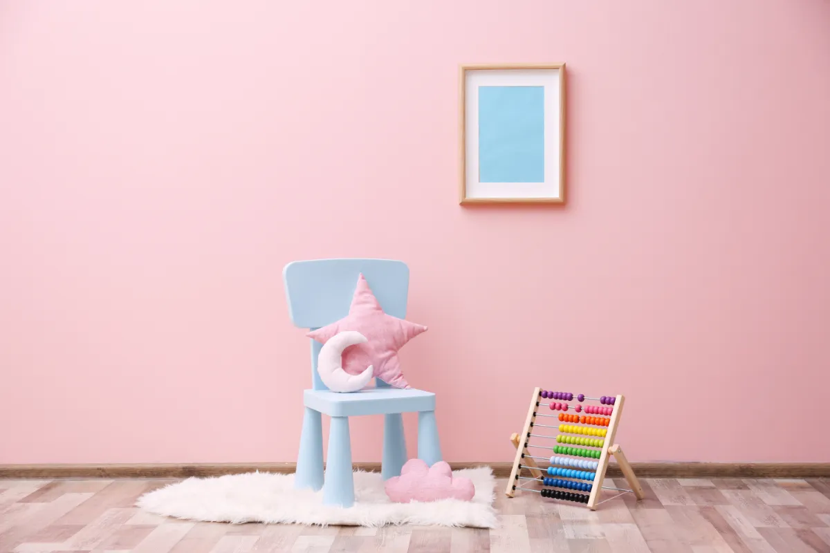 Gli elementi essenziali per una camera da letto minimalista per bambini.