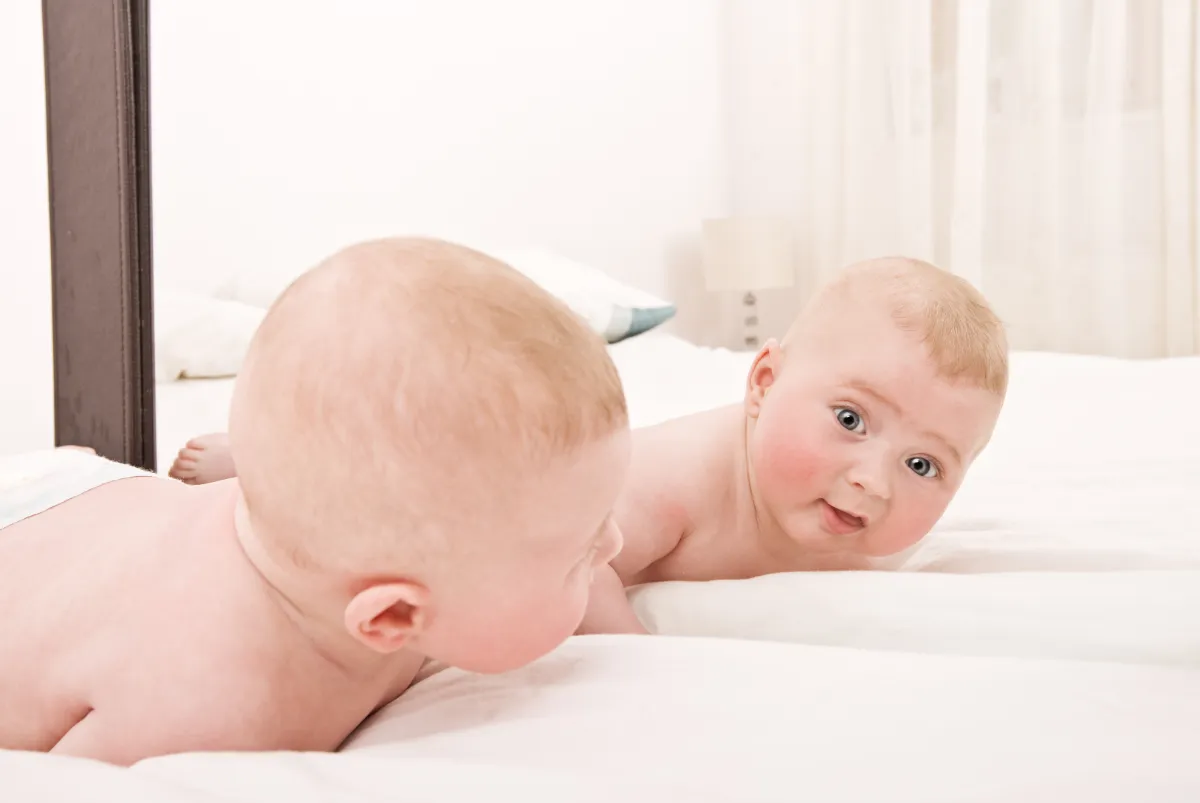 Il ruolo dei specchi nell'attivazione dei bambini.