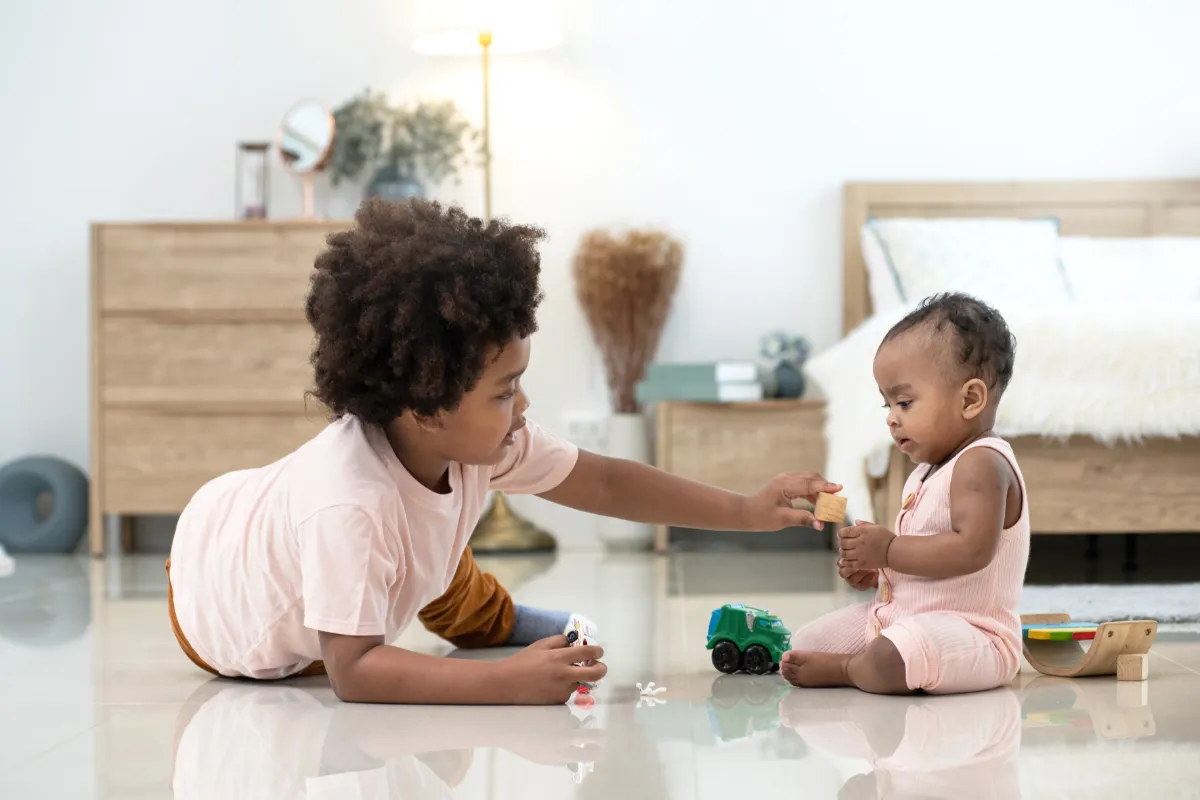 Idee di decorazione per una camera condivisa da bambino e anziano.