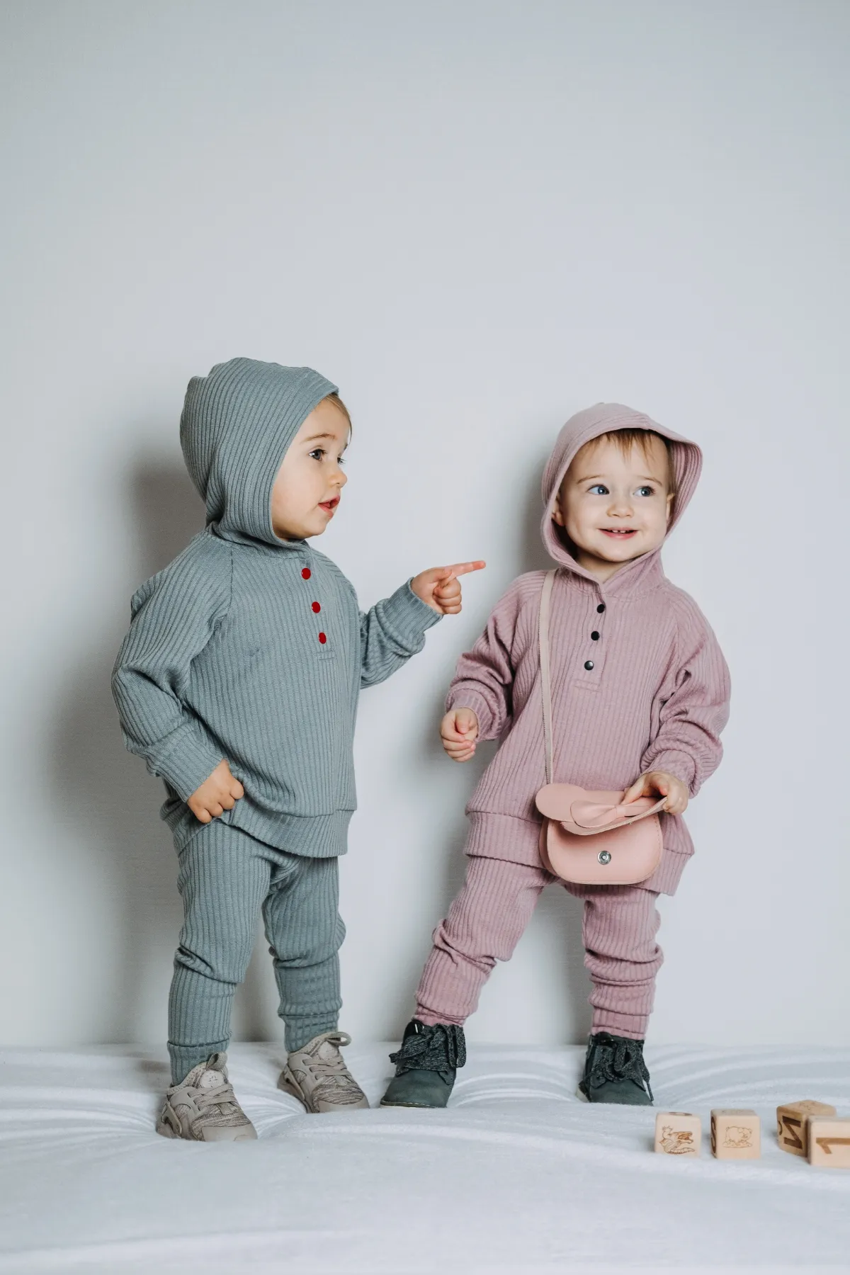 La posizione dei motivi e dei colori nella moda per bambini.