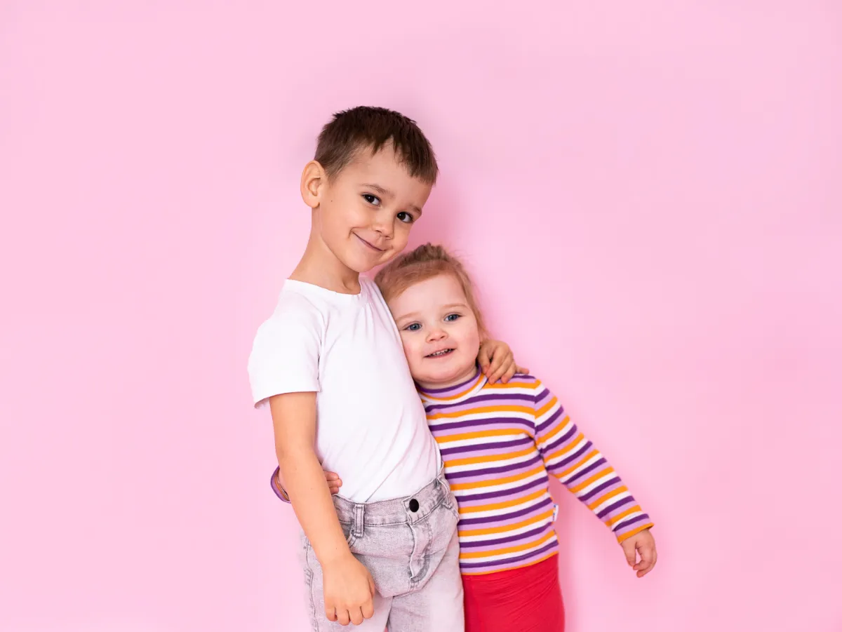 Idee di abbinamenti di abbigliamento per fratelli e sorelle.