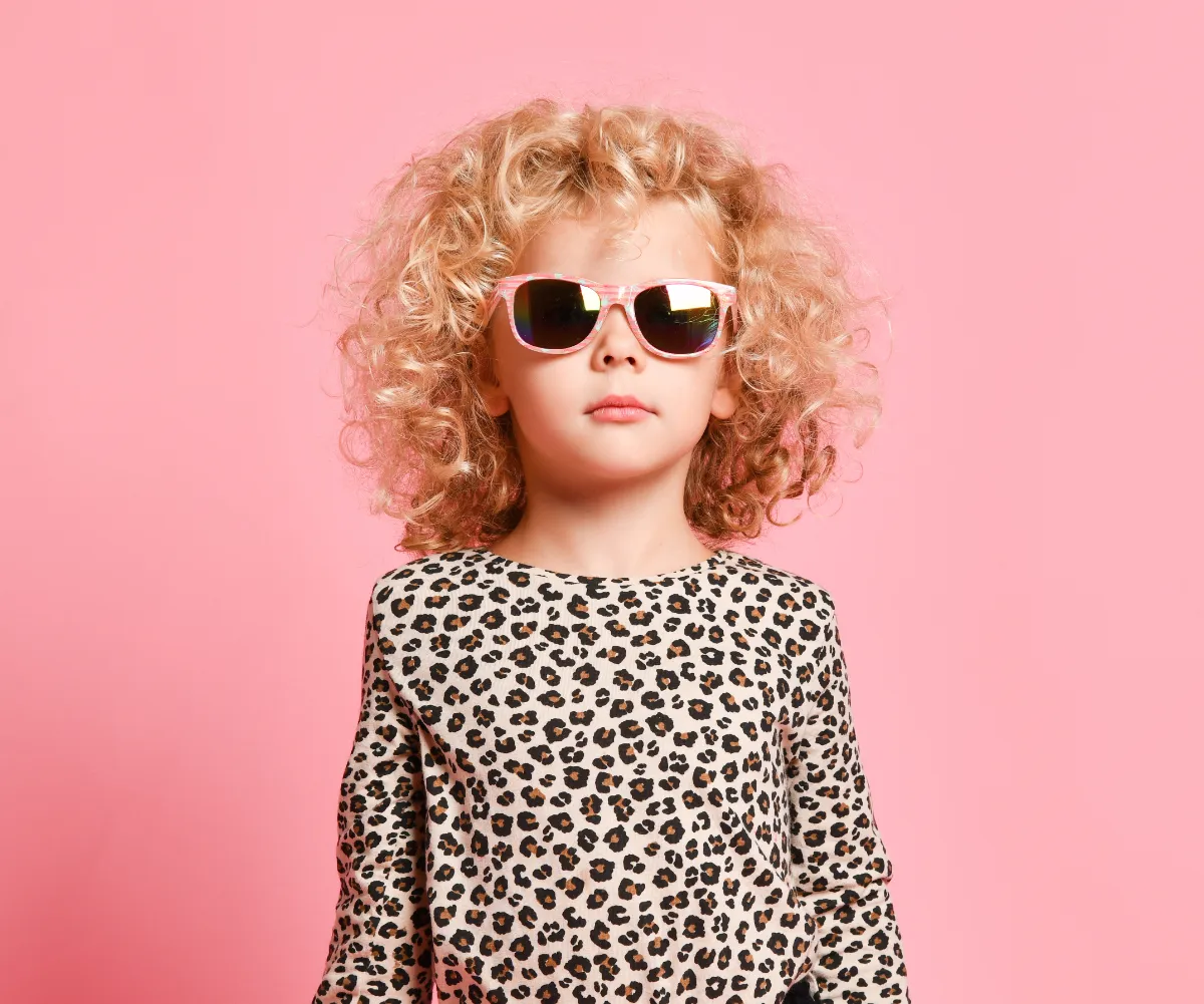 La posizione dei capi stampati animali nella moda per bambini.