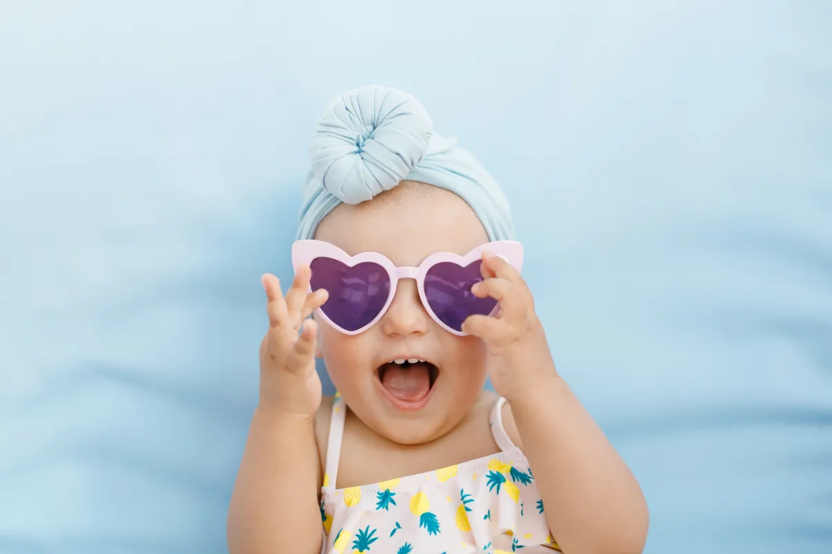 Come vestire il tuo bambino in estate senza rischi di surriscaldamento.