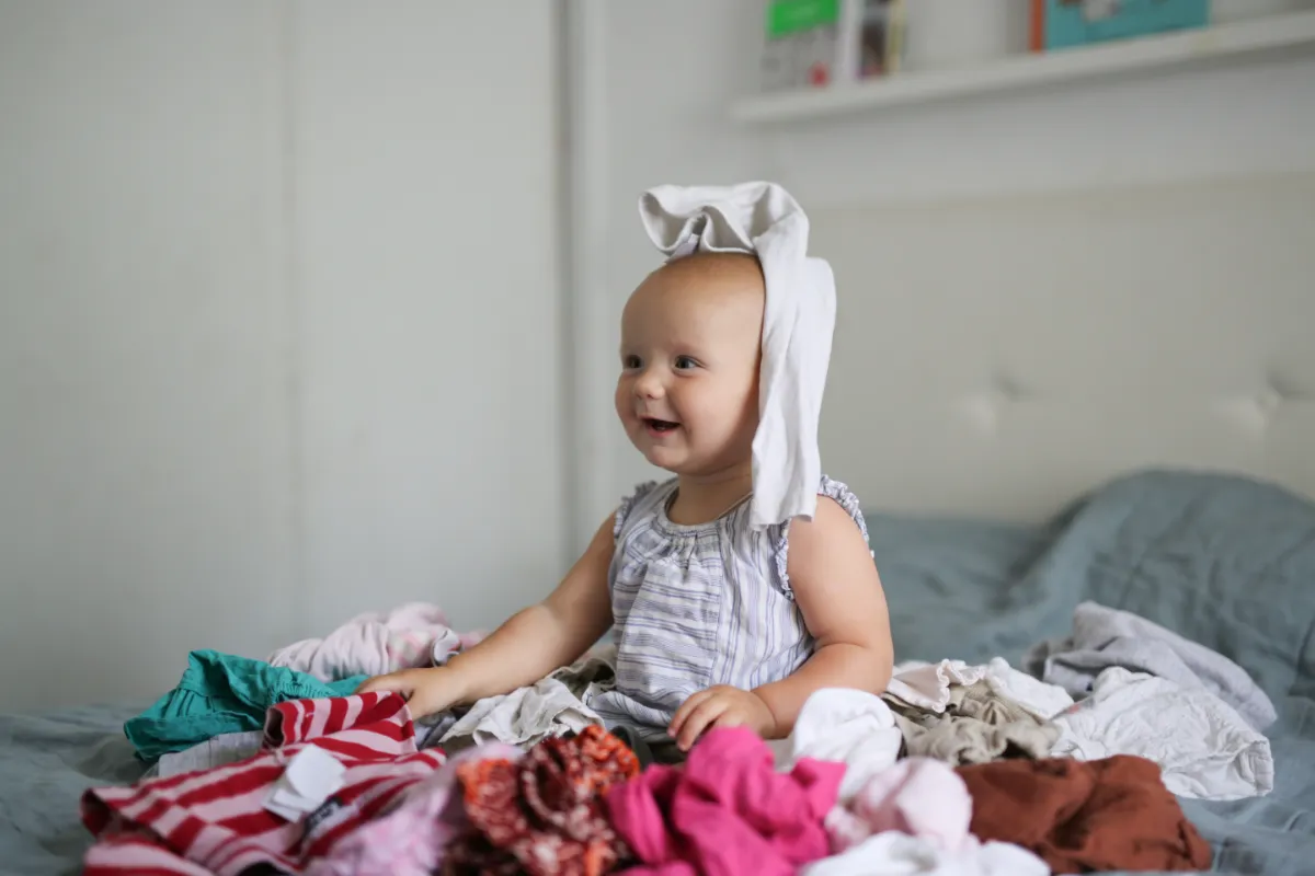 Consigli per organizzare e riporre l'armadio del bambino.