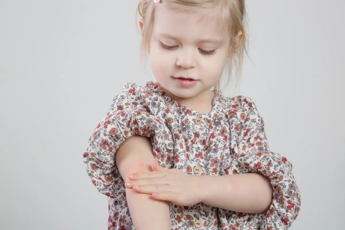 I vestiti adatti per i bambini con problemi di pelle (eczema