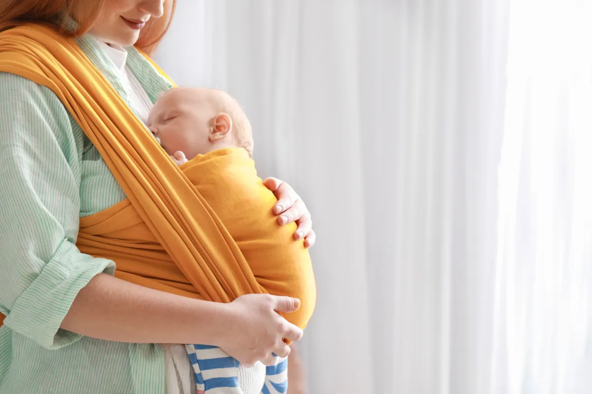 I vestiti adatti per il portare in fascia o portabebè.